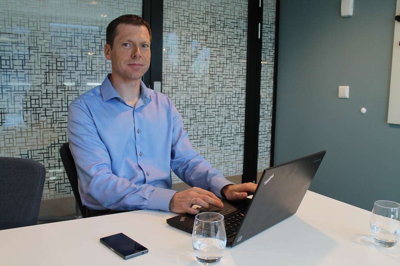 Admincontrols säkerhetschef, Ole Martin Refvik, sitter framför sin dator.