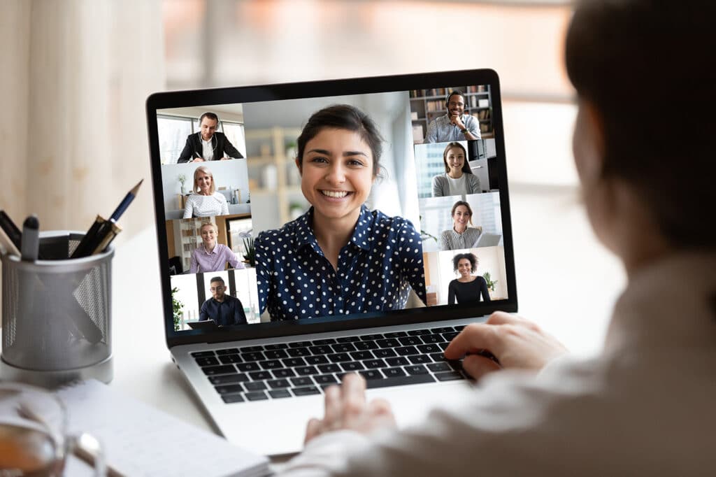 Onlinemöte med olika kollegor på en bärbar datorskärm
